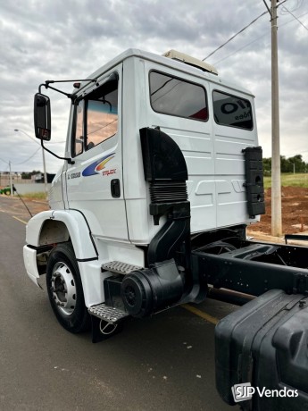 caminhao-mercedes-1620-ano-2005-no-chassis-em-bebedouro-sp-big-1